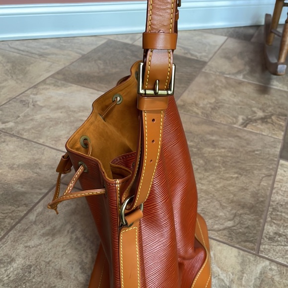+ Louis Vuitton + Epi Noe 2 Bucket Bag - Picture 13 of 15
